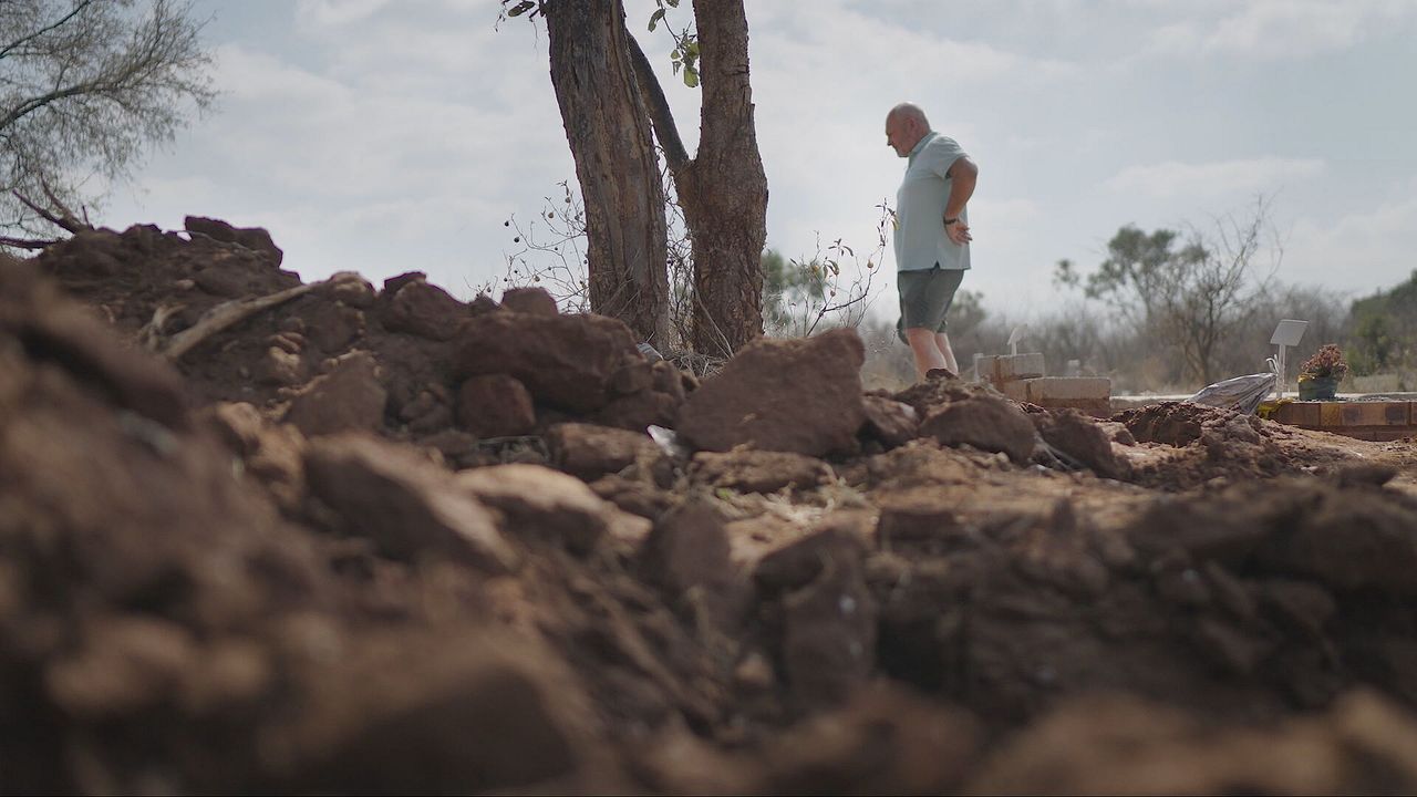 Ed Rakhorst bij het kerkhof (beeld: Vergezocht/Omroep Brabant)