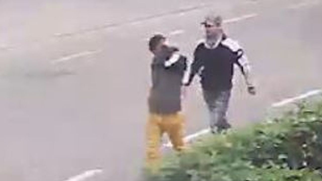 De twee mannen vastgelegd op straatcamera's, terwijl ze de buurt verkennen (foto: Bureau Brabant)