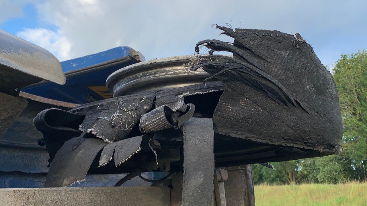 Het busje kreeg een klapband op de A59 (foto: Bart Meesters).