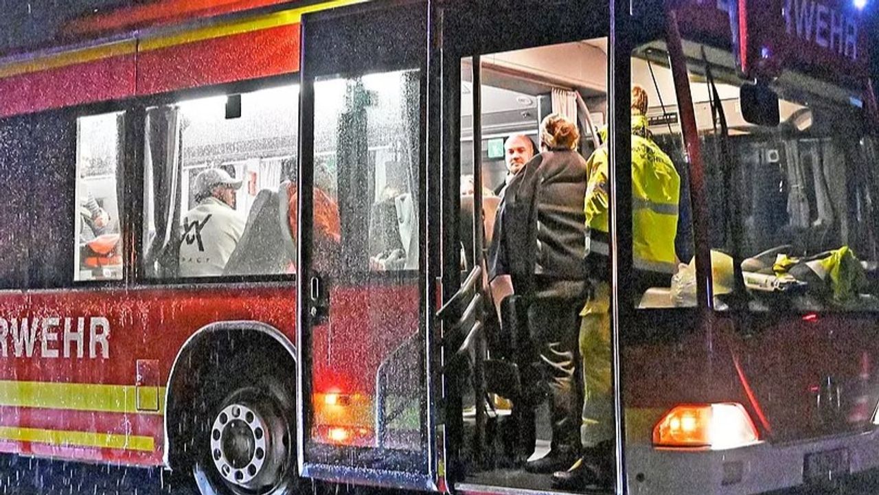 De wintersporters van Enexis in een bus van de Duitse brandweer (Foto: Thomas Gaulke)
