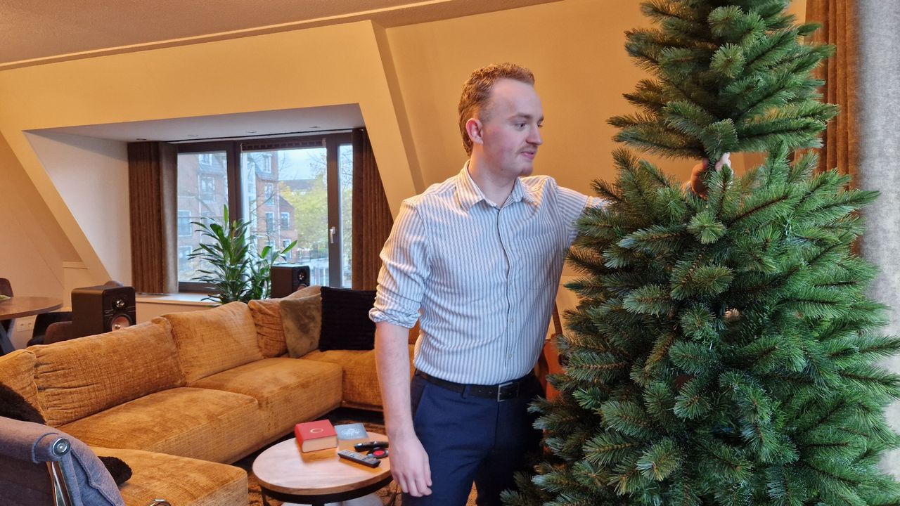Matt Kanters bij de kerstboom in zijn appartement in Boekel (foto: Tom Berkers).