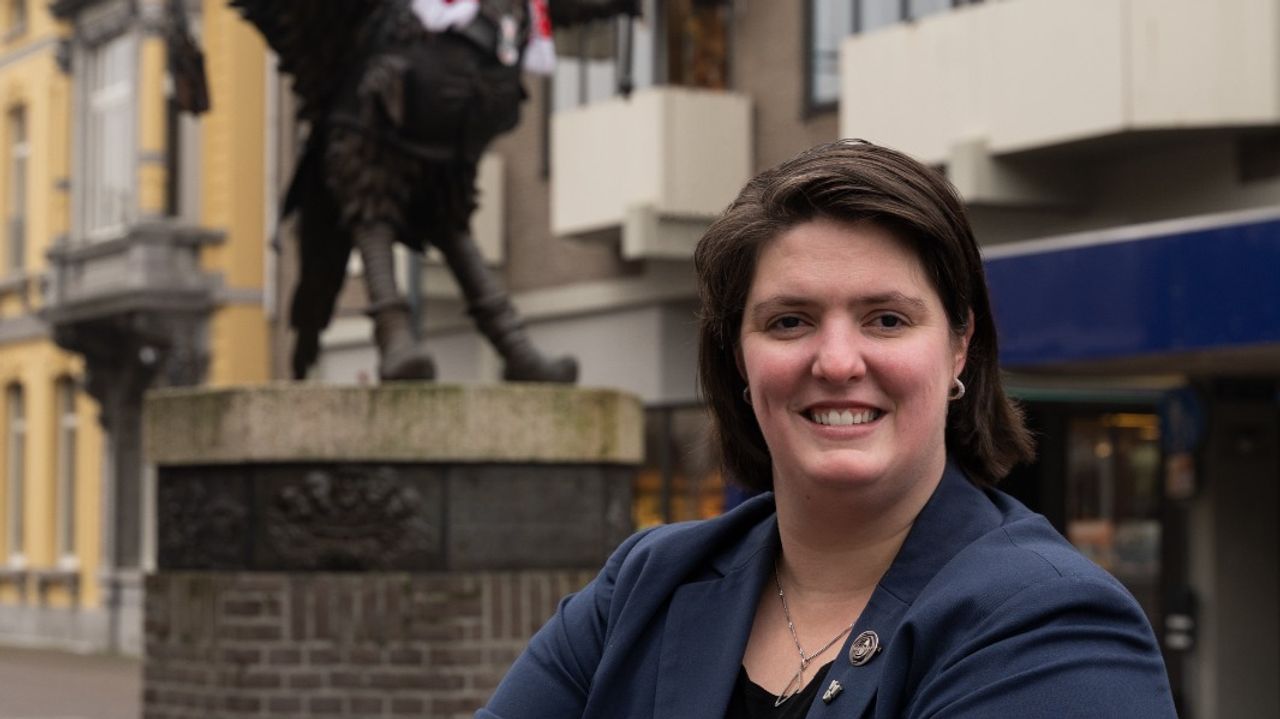 Vermeulen met op de achtergrond de Tullepetaon, beide onderdeel van de game (Foto: Xulé Bogers/Xulé Fotografie).