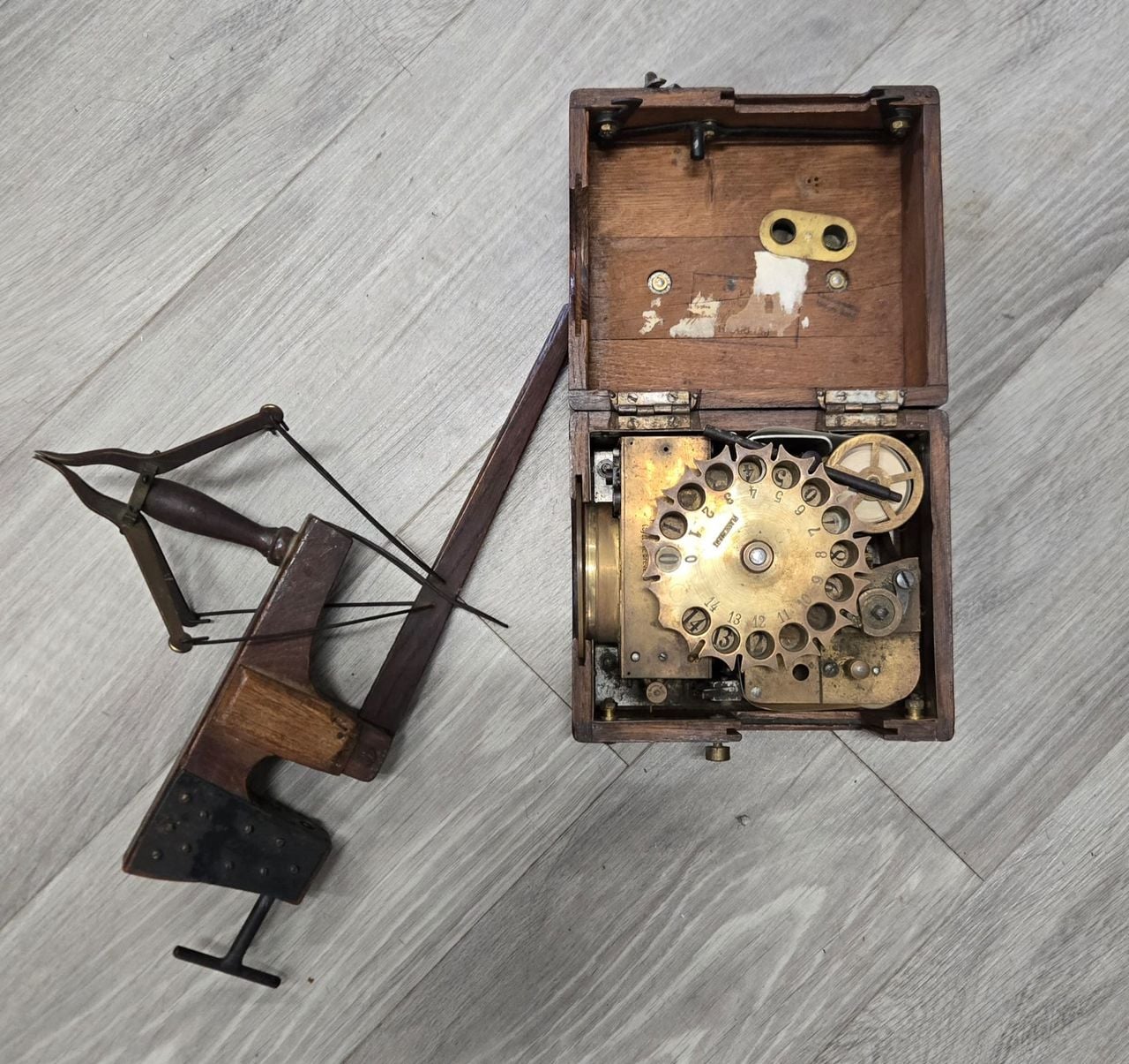 De duivenklok met uurwerk en papierband om tijdstip van binnenkomst van de duiven te registreren (foto: Sylvia Böseler).