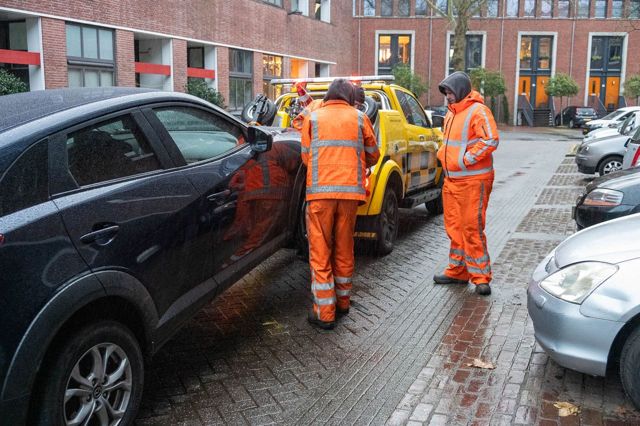 Beschadigde auto's in Breda worden ter reparatie afgevoerd. (Foto: Tom van der Put/SQ Vision Mediaprodukties)