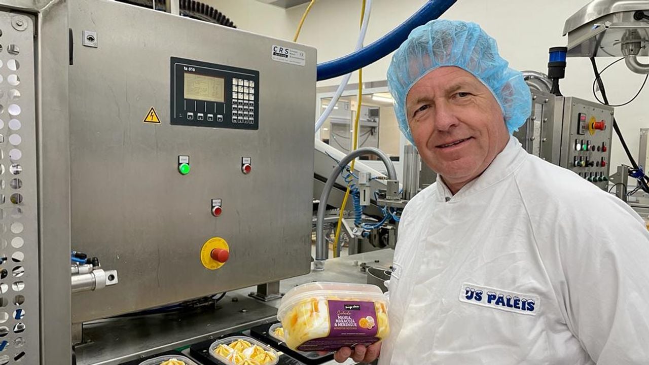Directeur Wally Gijzen in de ijsfabriek (foto: Erik Peeters).