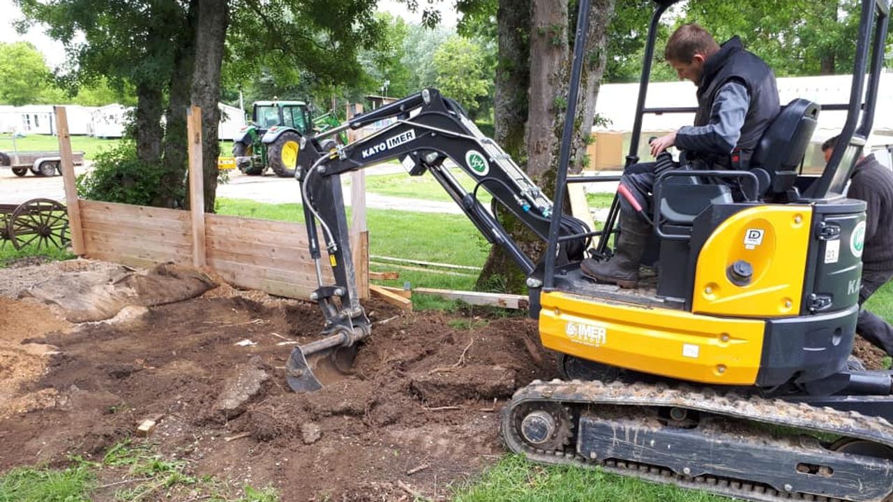 Er wordt nu extra hard gewerkt om de camping in orde te maken. (Foto: Stefaan Pinckaers)