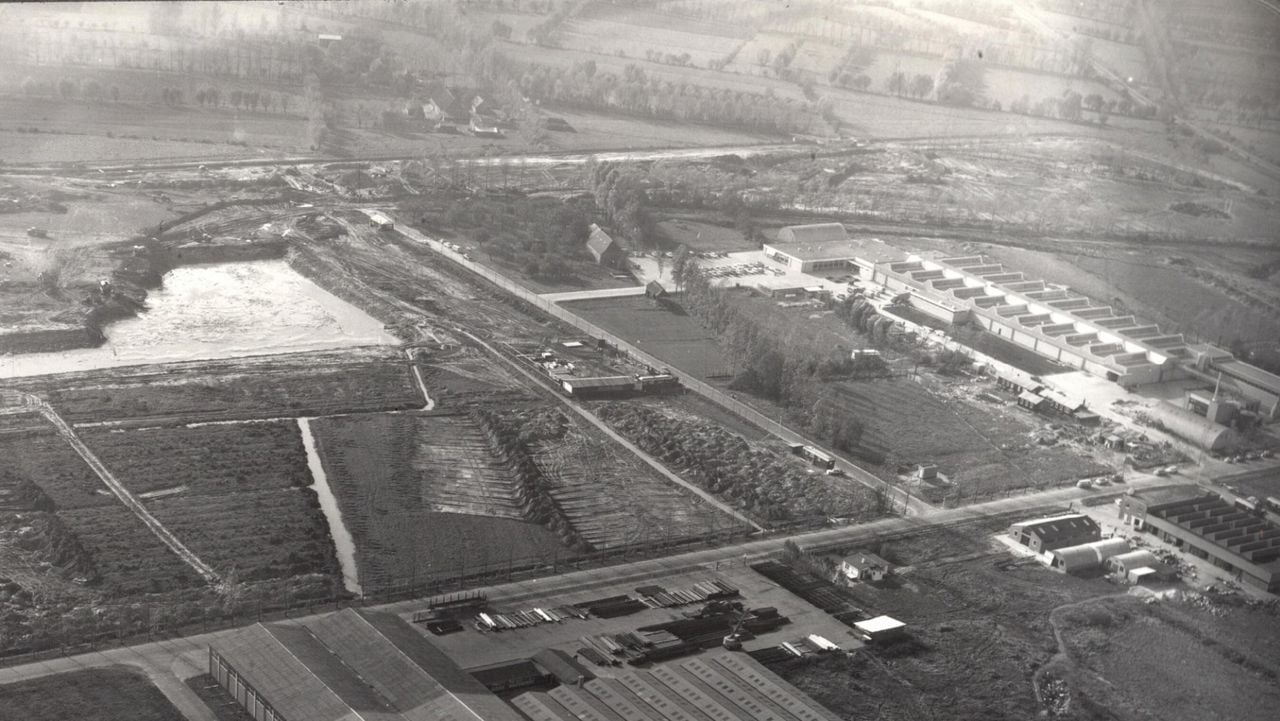 Luchtfoto van de bouw van de fabriek van Mars in 1963 (foto: heemkundekring Vehchele).