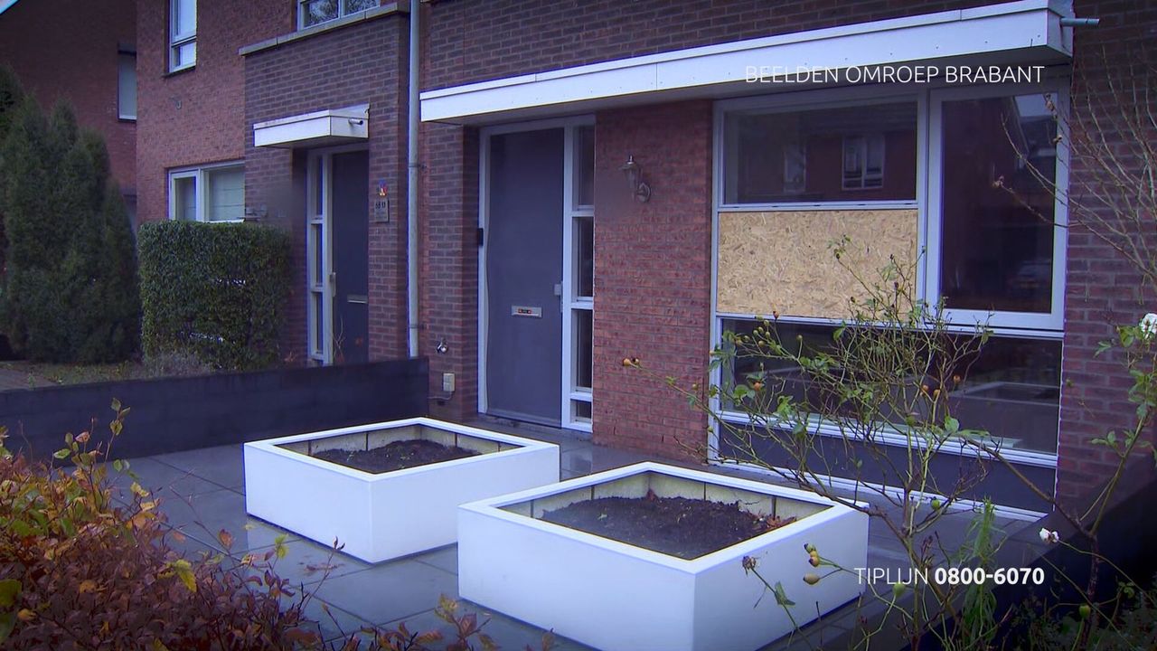 Na een baksteen volgde een brandbom door de ruit van het huis (Foto: Bureau Brabant) 