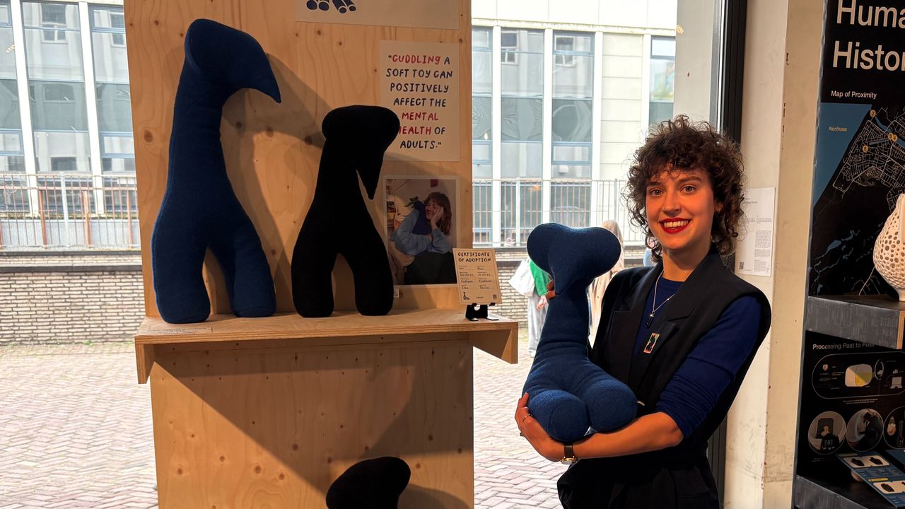 Denise bij haar knuffels (foto: Rogier van Son).