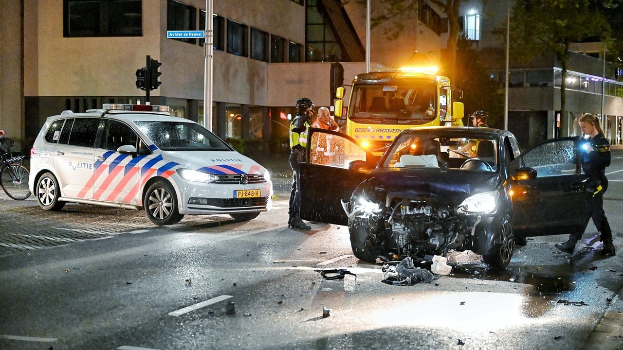 Diverse hulpverleners werden opgeroepen na de botsing in de Spoorlaan (foto: Toby de Kort/SQ Vision).