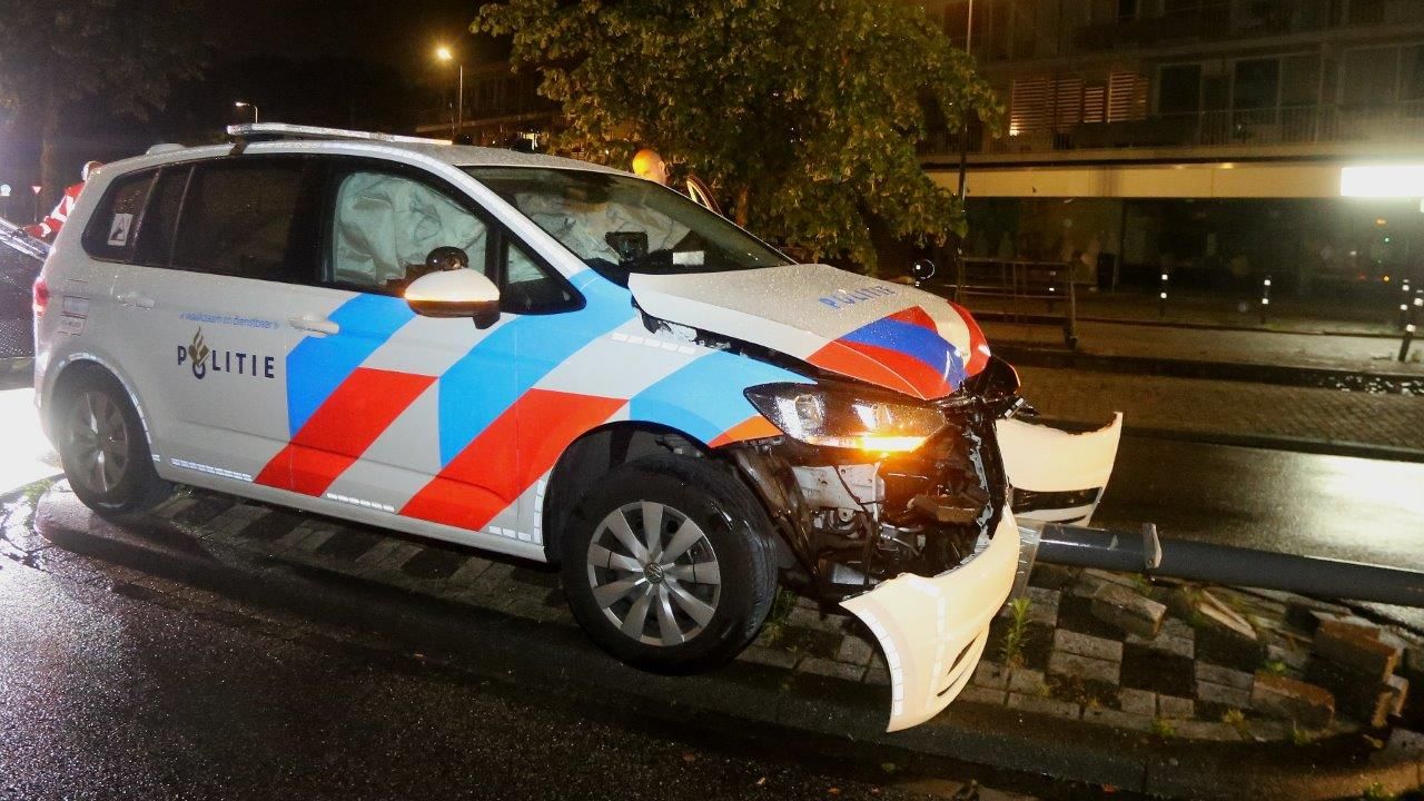 De politieauto is zwaar beschadigd na de aanrijding (foto: Bart Meesters).