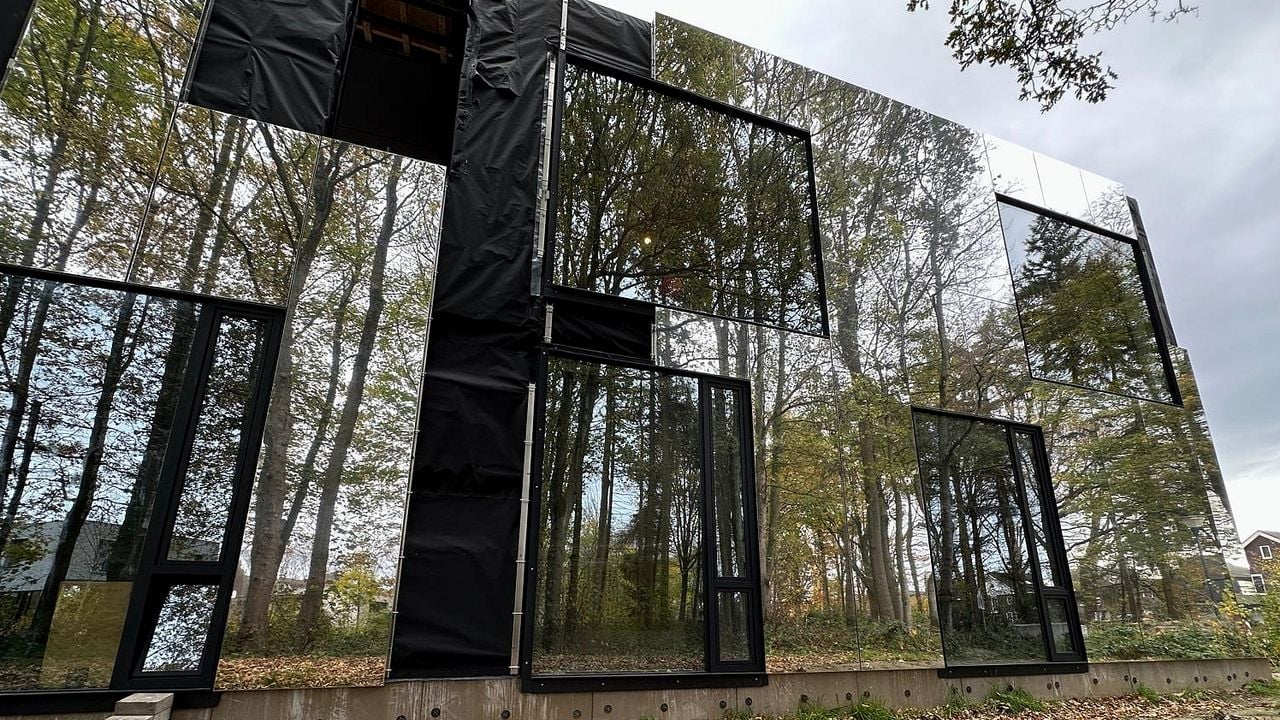 De spiegelvilla is bijna klaar (foto: Rogier van Son).