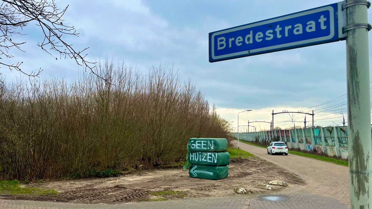 Het terrein voor de 180 woningen ligt vlak langs de hogesnelheidslijn en de snelweg A16. (foto: Raoul Cartens)
