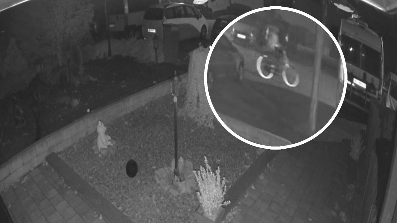 De man liet al fietsend een spoor van vernieling achter (privéfoto).