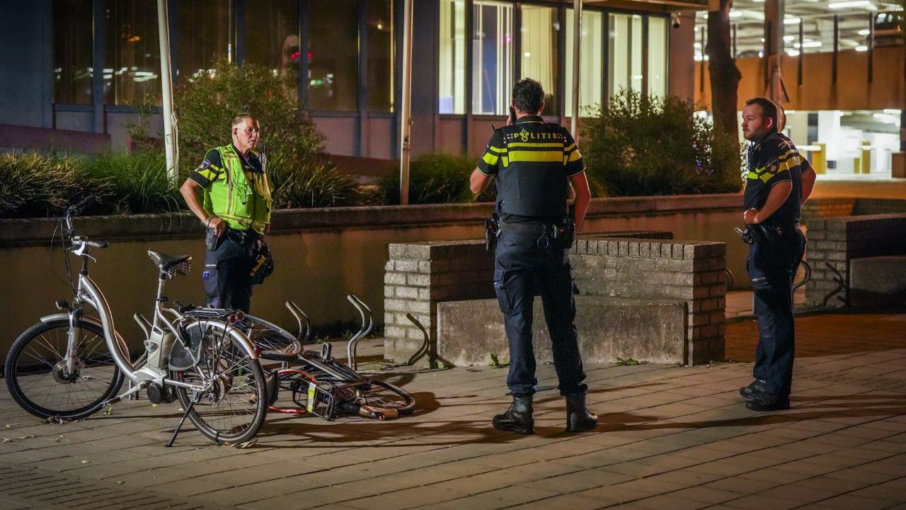 Agenten voor het politiebureau in Eindhoven (foto: SQ Vision).