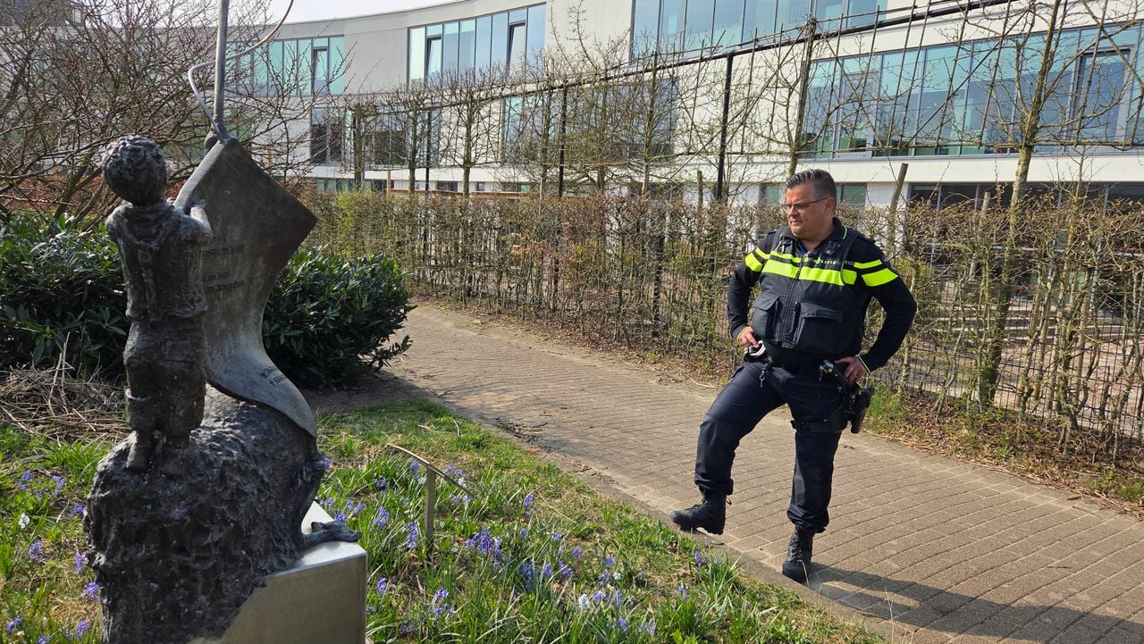 Wijkagent Erik Bertrums op de plek waar Luuk (7) om het leven kwam (foto: Noël van Hooft).