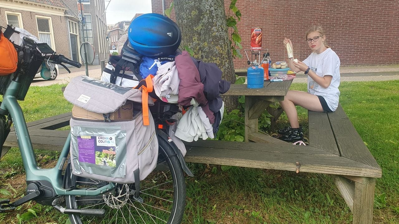 Benthe moet regelmatig even uitrusten vanwege haar ziekte (foto: privé). 