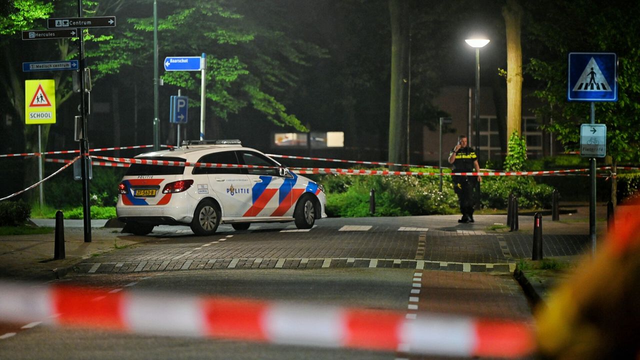 De omgeving van de geldautomaat in Diessen werd na de plofkraak afgezet (foto: Toby de Kort/SQ Vision).