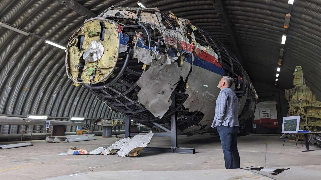 Hans van de Ven bij het wrak op Gilze-Rijen (foto: Ferenc Triki)