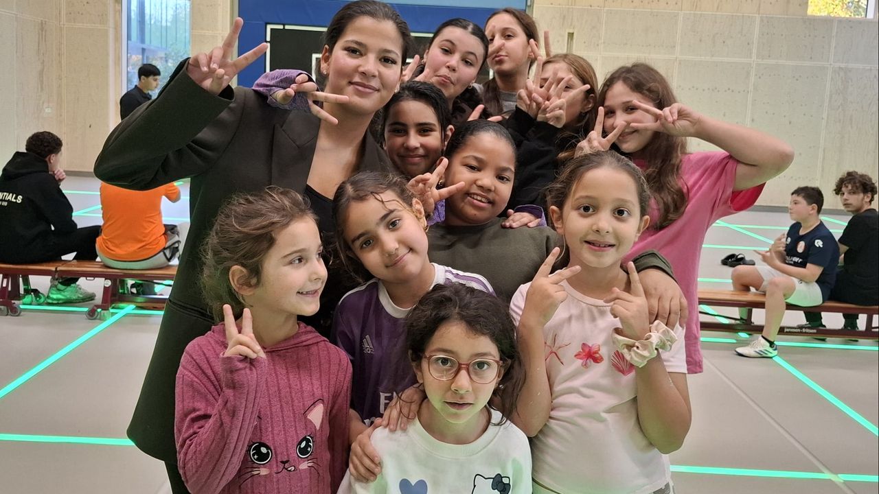 Een groep meiden bij het straatvoetbalevent in Tilburg.