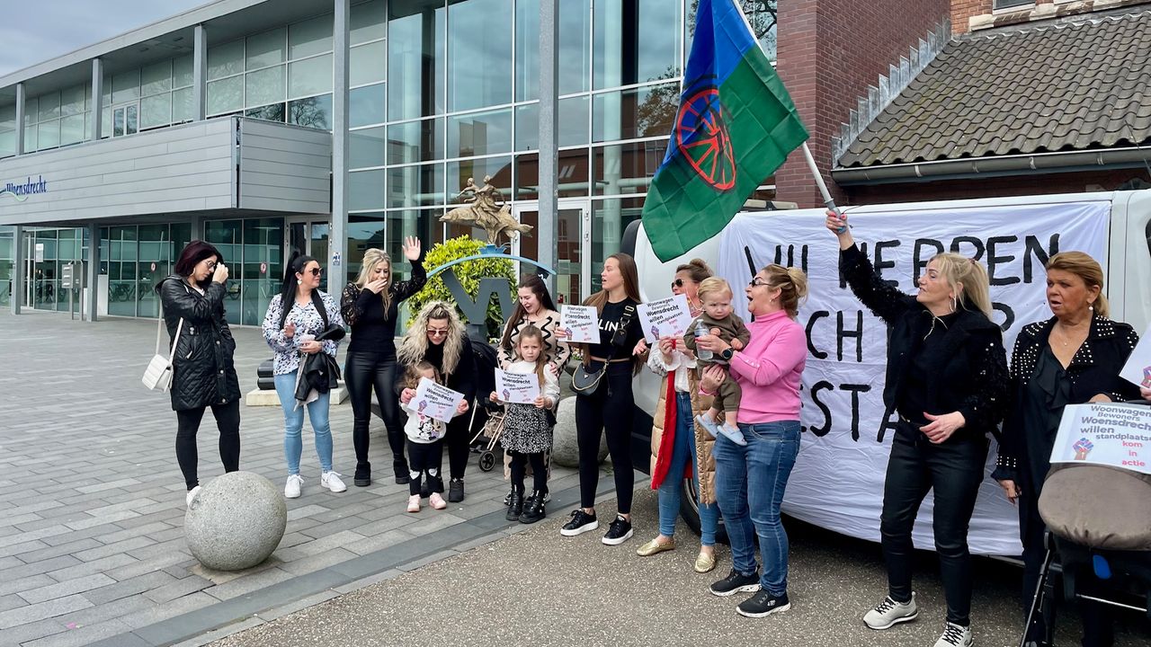 Woonwagenbewoners voeren actie bij het gemeentehuis in Hoogerheide (foto: Erik Peeters).