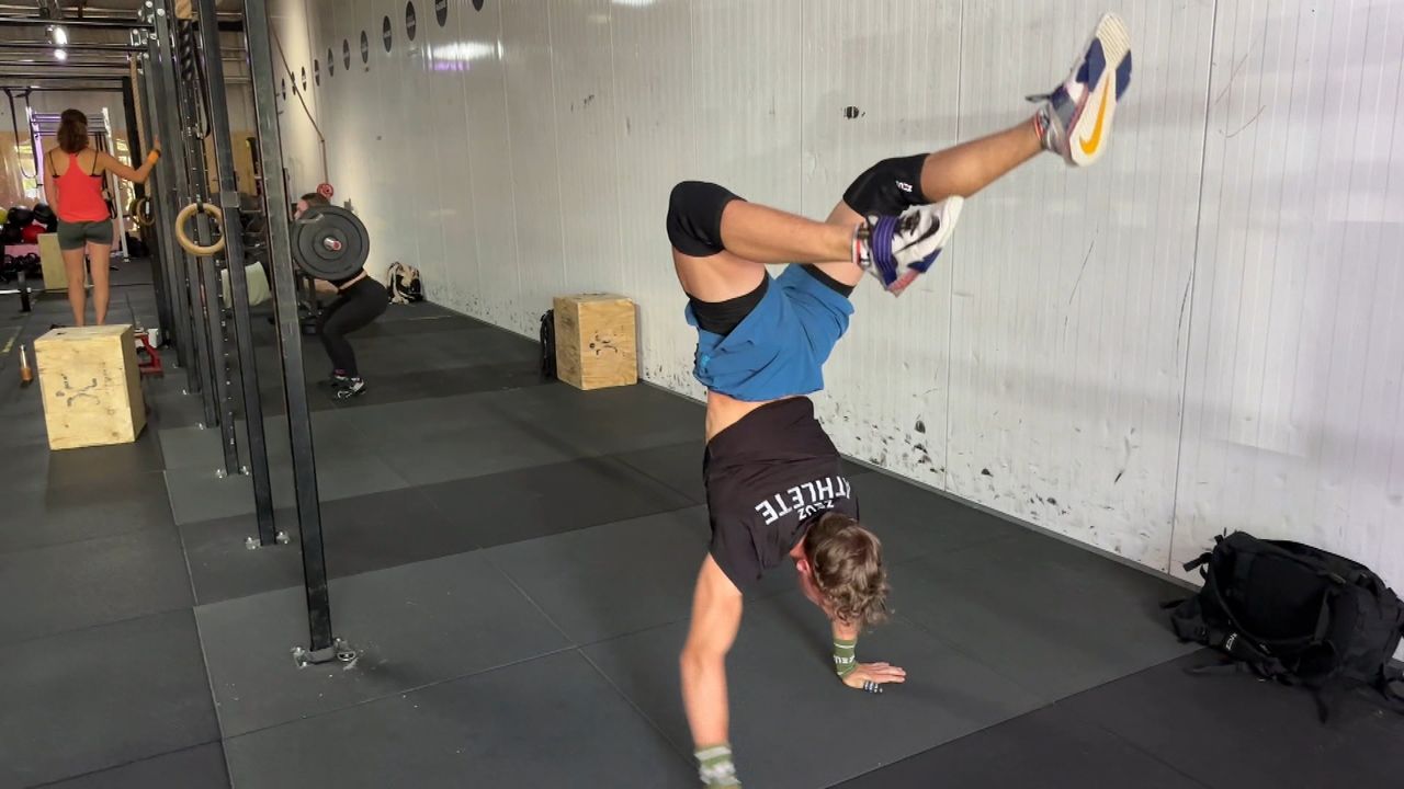 Ole loopt op zijn handen: één van de oefeningen tijdens de Crossfit Games (foto: Omroep Brabant).