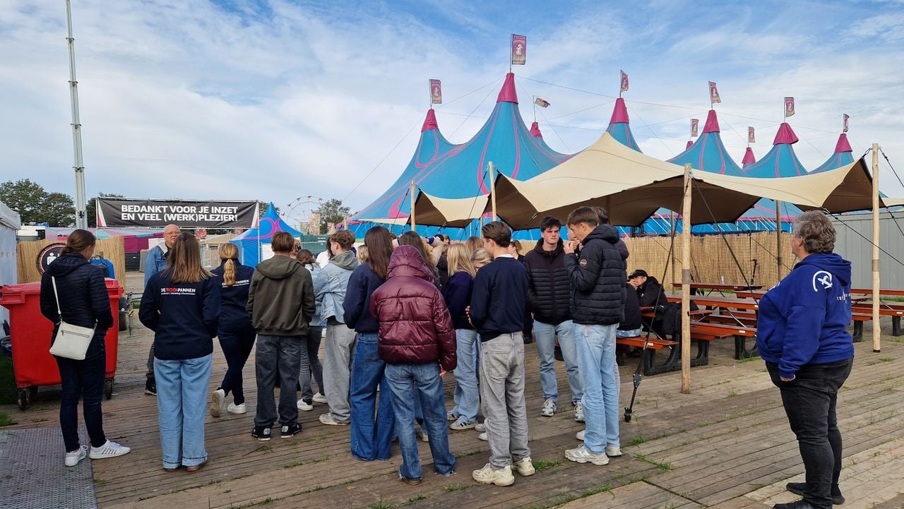 Angelique loopt mee tijdens de rondleiding (foto: Tom Berkers).