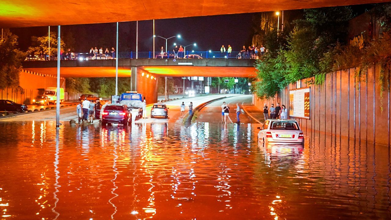 Bij dit viaduct in Eindhoven kwamen veel automobilisten vrijdag vast te staan (foto: Sem van Rijssel/SQ Vision).