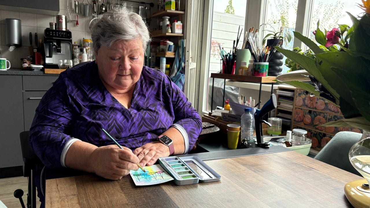 Margriet geniet van de dingen die ze nog wel kan, zoals schilderen 