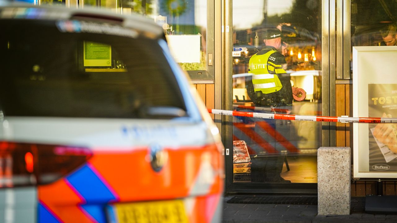 Politie-onderzoek in het BP-tankstation aan de Eisenhowerlaan in Eindhoven (foto: Sem van Rijssel/SQ Vision).