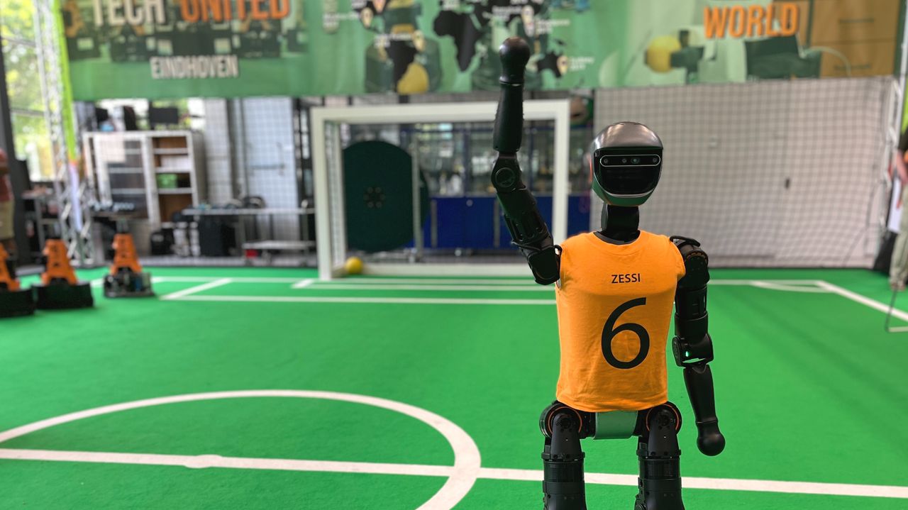 Zessi juicht na een doelpunt (foto: Rogier van Son).