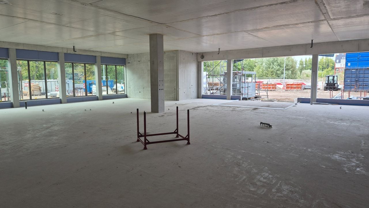 Nu nog kaal beton, maar dit wordt de ingang van de eerste hulp en huisartsenpost (foto: Collin Beijk).