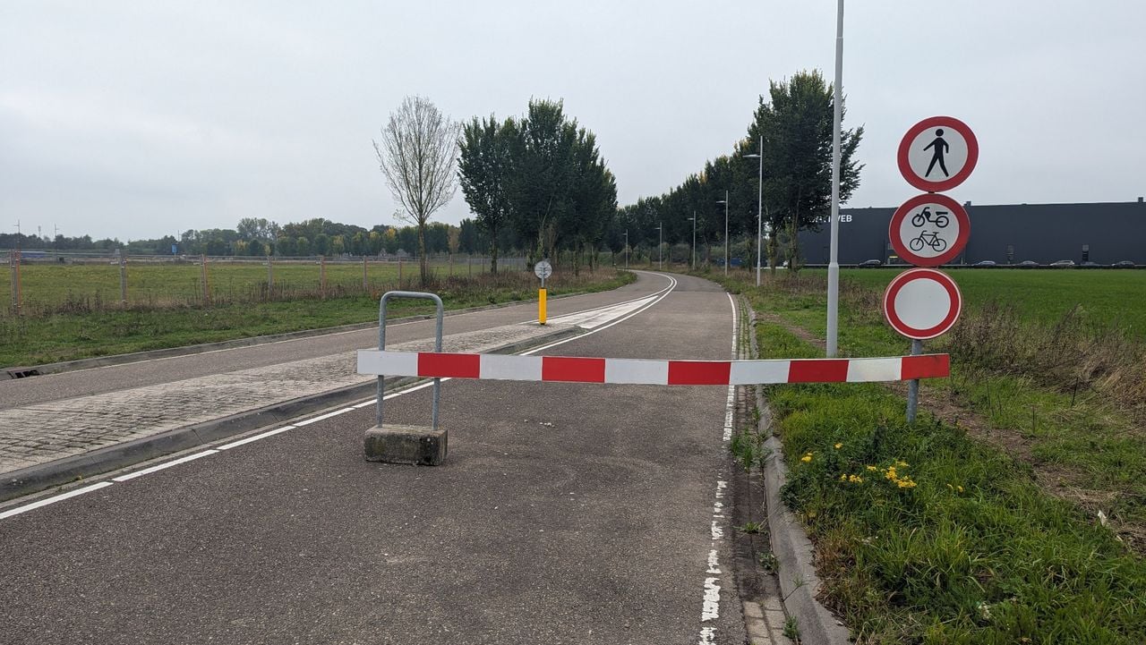 Het gedeelte van de weg dat er ligt waar helemaal niemand mag komen (foto: Ferenc Triki).