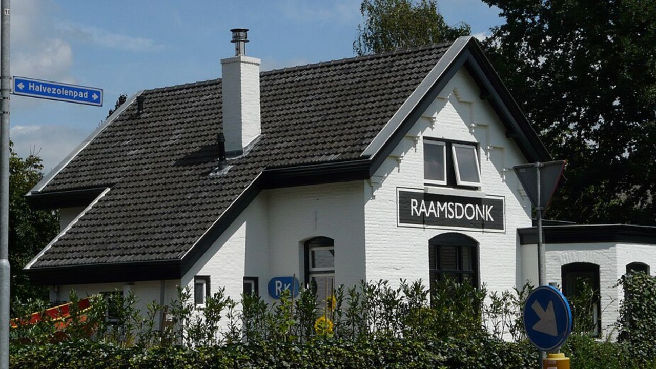 Het voormalige station van Raamsdonk, langs het Halvezolenpad (foto: G. Lanting - WikiMedia Commons).
