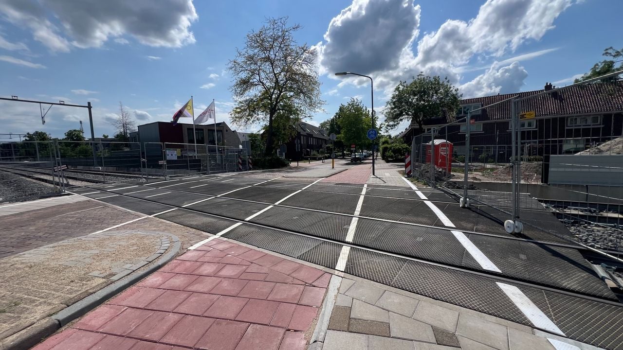Voelbare geleidelijnen voor blinden bij de spoorwegovergang aan de Esschestraat in Vught (foto: Megan Hanegraaf).