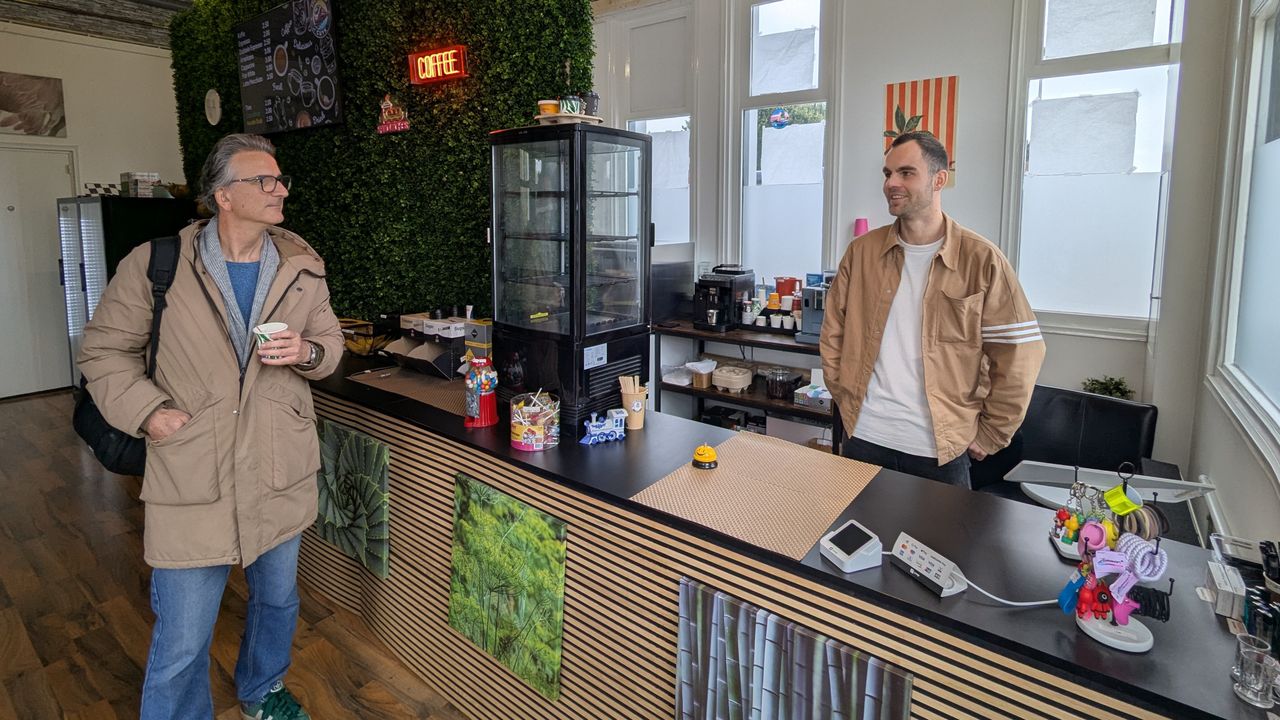 Mika in gesprek met een klant (foto: Ferenc Triki).