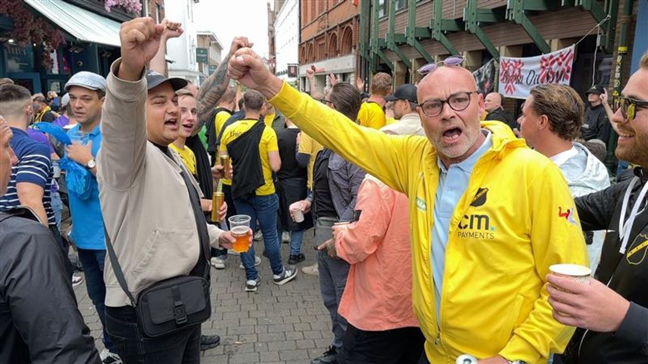 Er wordt volop meegezongen op de straten (foto: Ronald Sträter). 