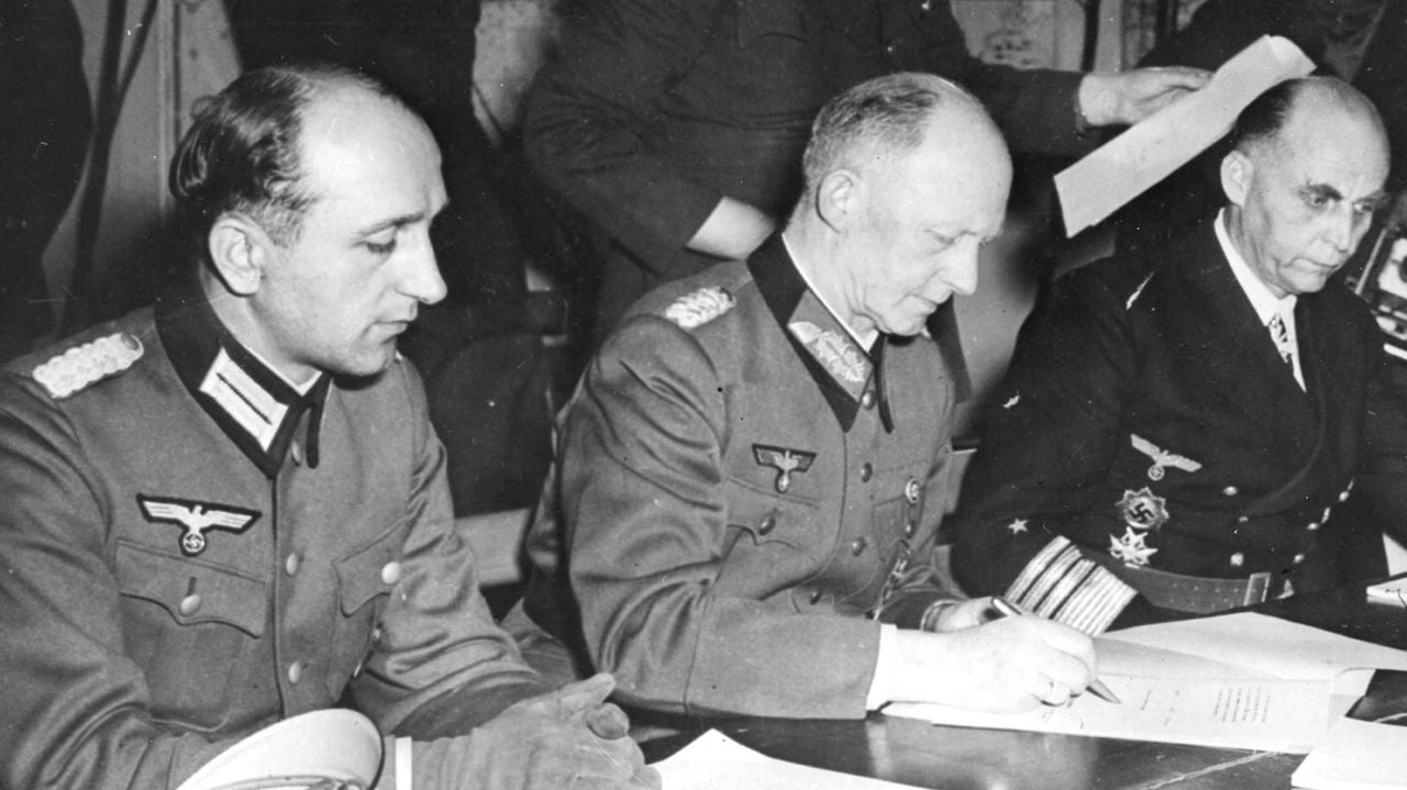 Nachtelijke overgave in Reims met generaal Jodl (foto: wikipedia).