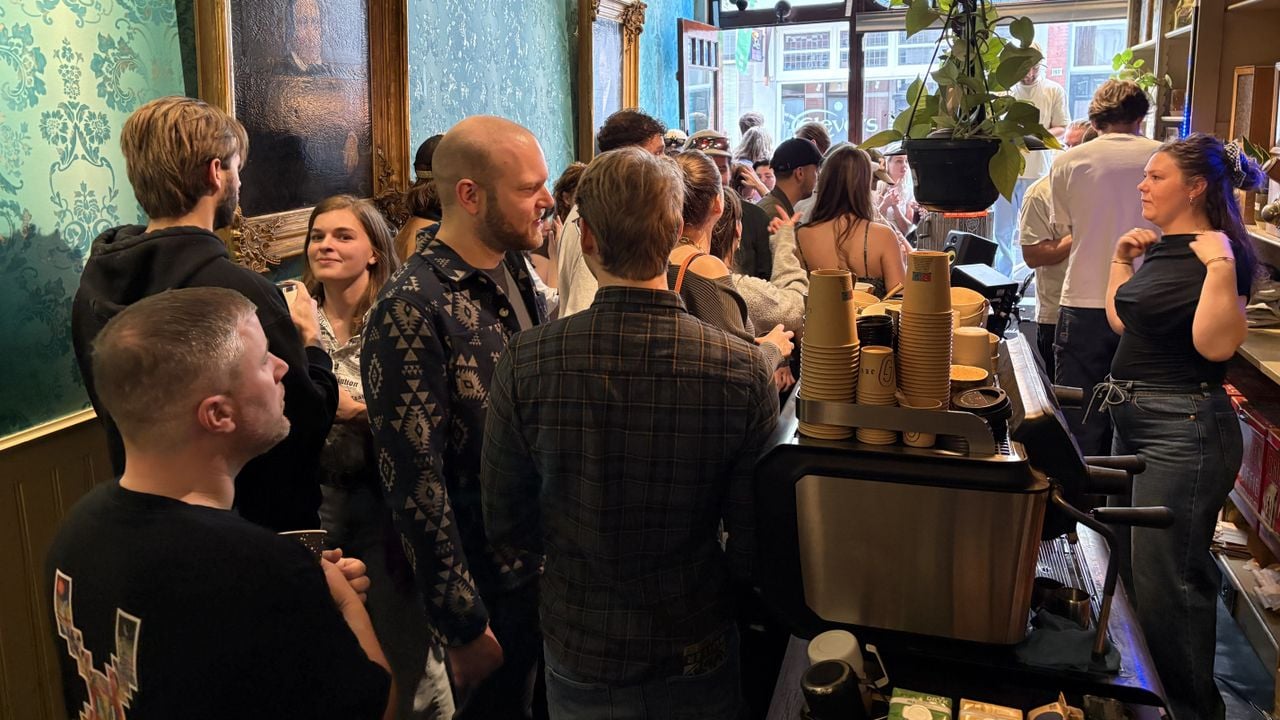 Het publiek weet de weg richting de feestlocatie goed te vinden (foto: Wilco Zonneveld).