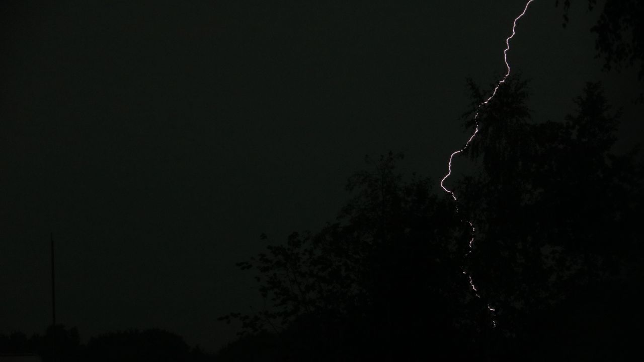 Bliksemschicht boven Wouwse Plantage (foto: Corine Alstadt)