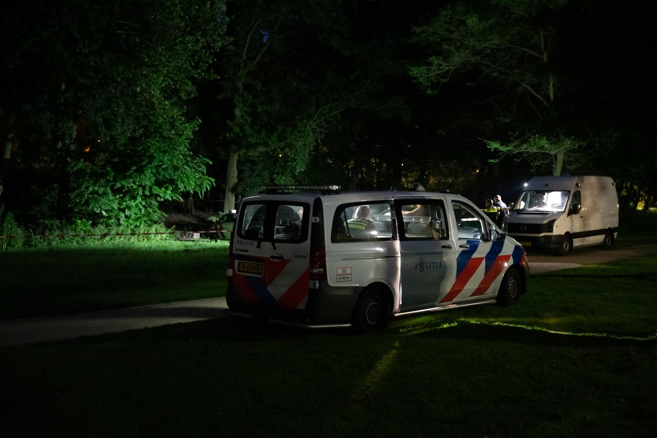 De politie was tot laat in de avond bezig bij de vindplaats aan de Strausslaan in Roosendaal (foto: Christian Traets/SQ Vision).