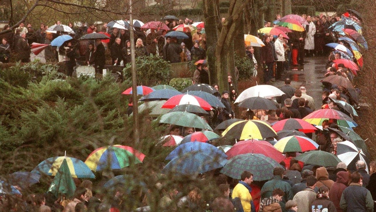Een lange stoet van mensen op de algemene begraafplaats in Sleeuwijk tijdens de begrafenis van Froukje (foto: ANP).