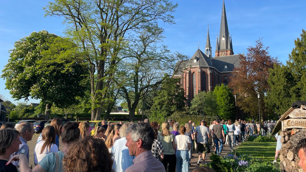 Honderden dorpsgenoten verzamelden zich voor een stille tocht (foto: Rochelle Moes).