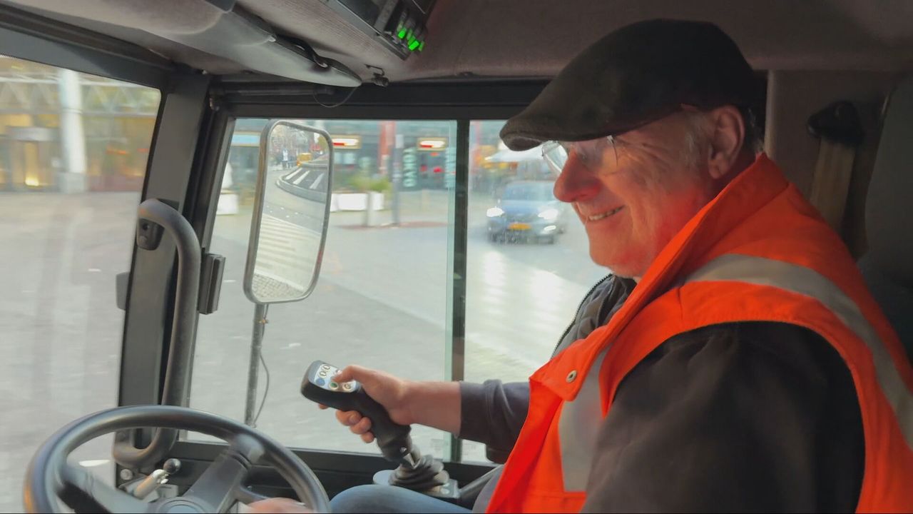 Henny rijdt de hele ochtend met een glimlach rond in zijn veegmachine (foto: Wilco Zonneveld).