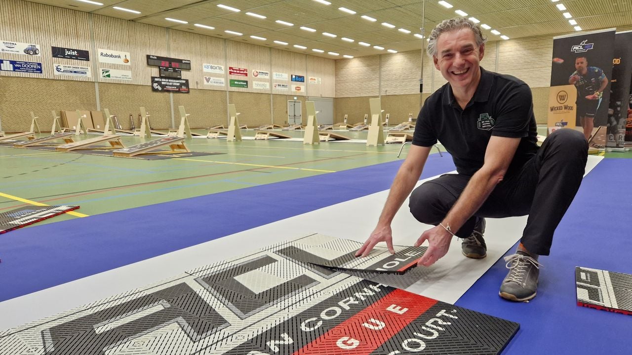 De laatste voorbereidingen door Pierre Jentjens  voor het Centre Court van het EK Cornhole in Boekel (foto: Tom Berkers).