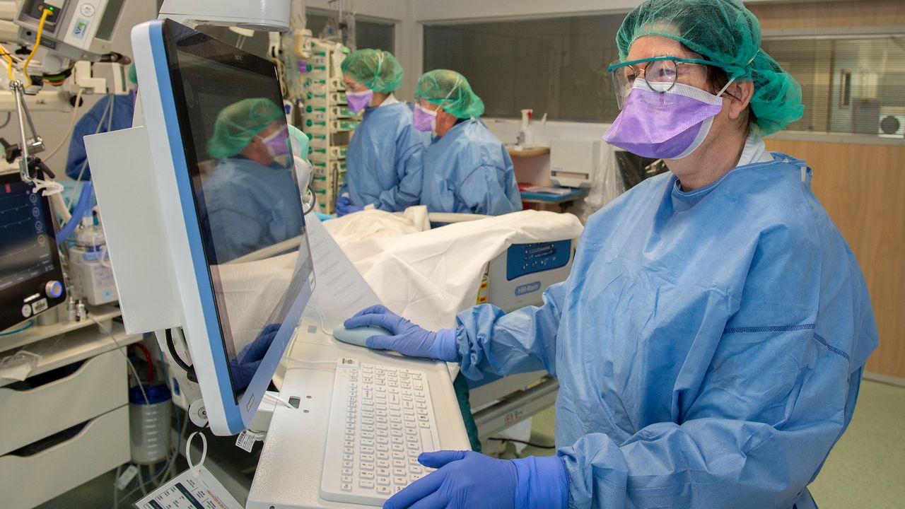 Zorgpersoneel aan het werk op de intensive care (archieffoto: ETZ).