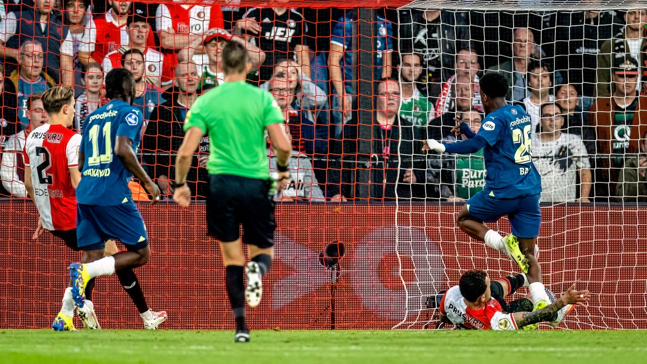 Isaac Babadi (rechts) leek PSV op voorsprong te brengen, maar zijn goal werd afgekeurd vanwege buitenspel (foto: Marcel van Dorst/Eye4Images).