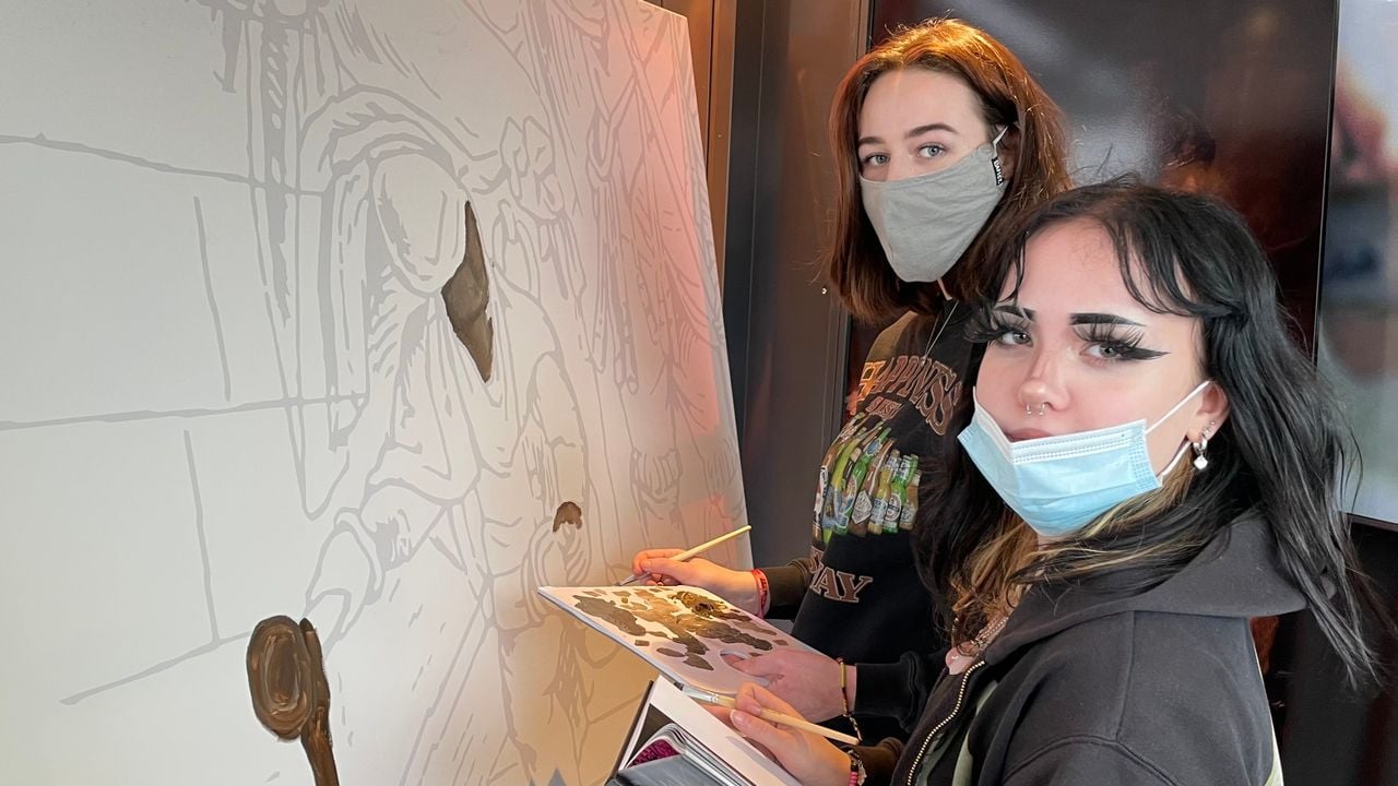 Twee studententen van SintLucas doen meteen de eerste dag mee.