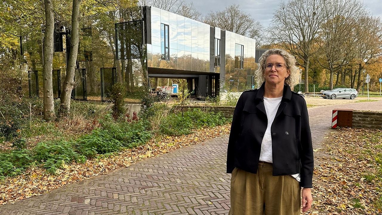 Architect Marlies bij de door haar ontworpen spiegelvilla (foto: Rogier van Son).