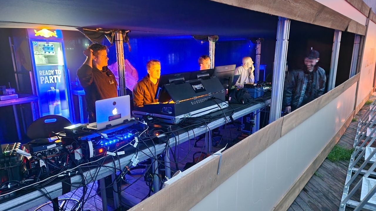 Jordy (rechts op de foto) nog druk bezig met de laatste voorbereidingen in de Front of House (foto: Tom Berkers). 